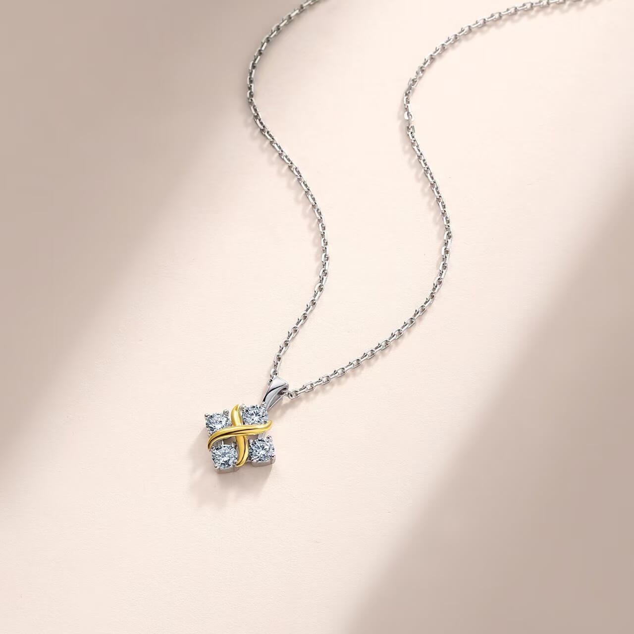 Colar com pingente de moissanita em formato de X redondo Colar com pingente de moissanita em formato de X redondo