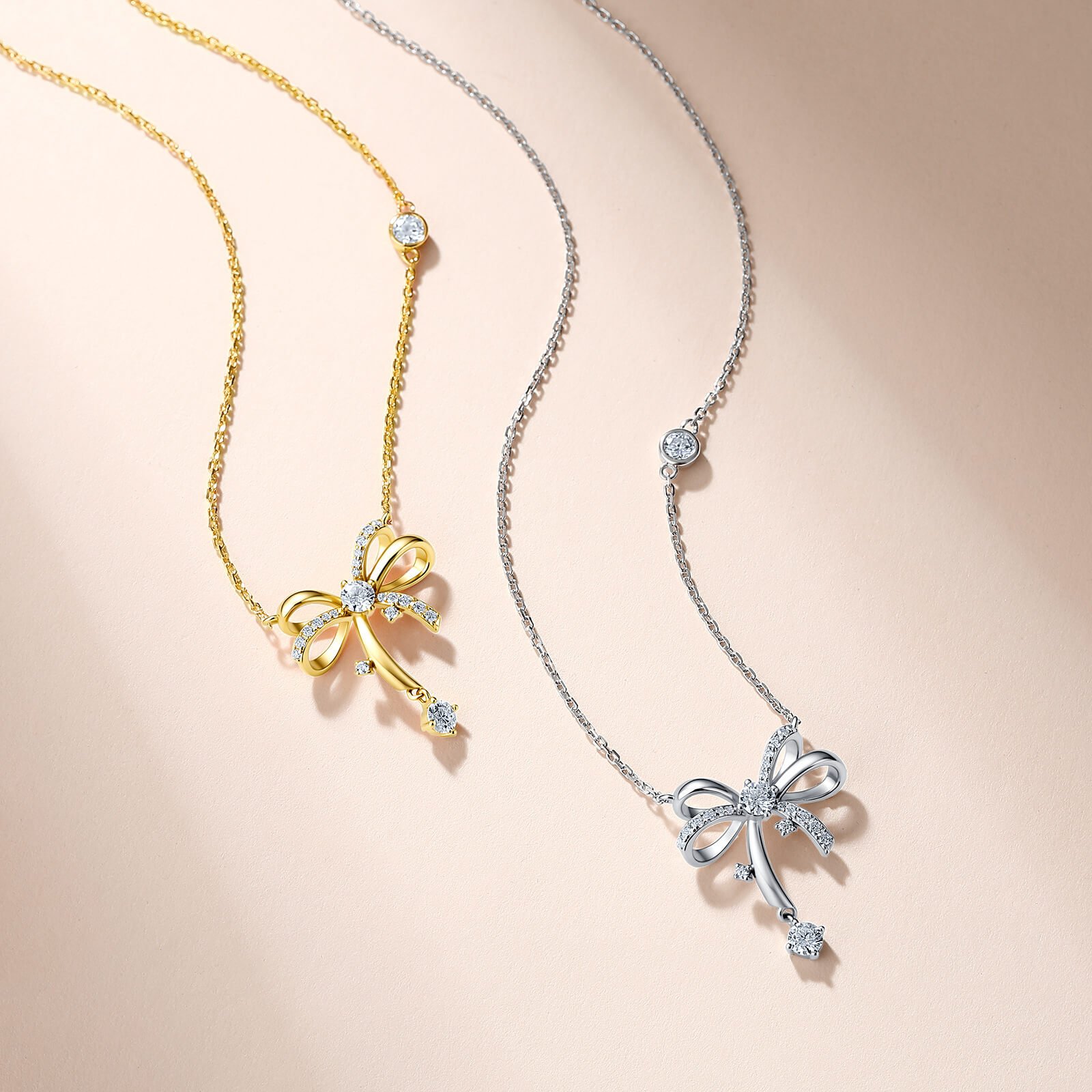 Collana con pendente a fiocco scintillante in moissanite Collana con pendente a fiocco scintillante in moissanite