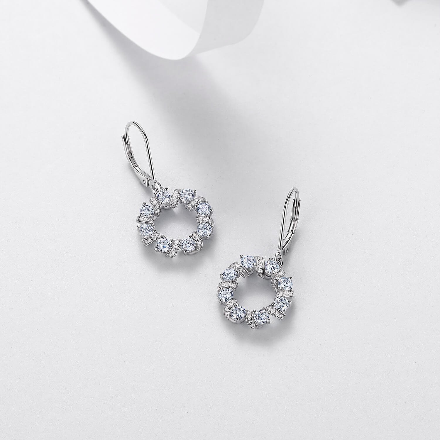 Bông tai khoen tròn đính đá Moissanite hình ngôi sao lấp lánh. Bông tai khoen tròn đính đá Moissanite hình ngôi sao lấp lánh.