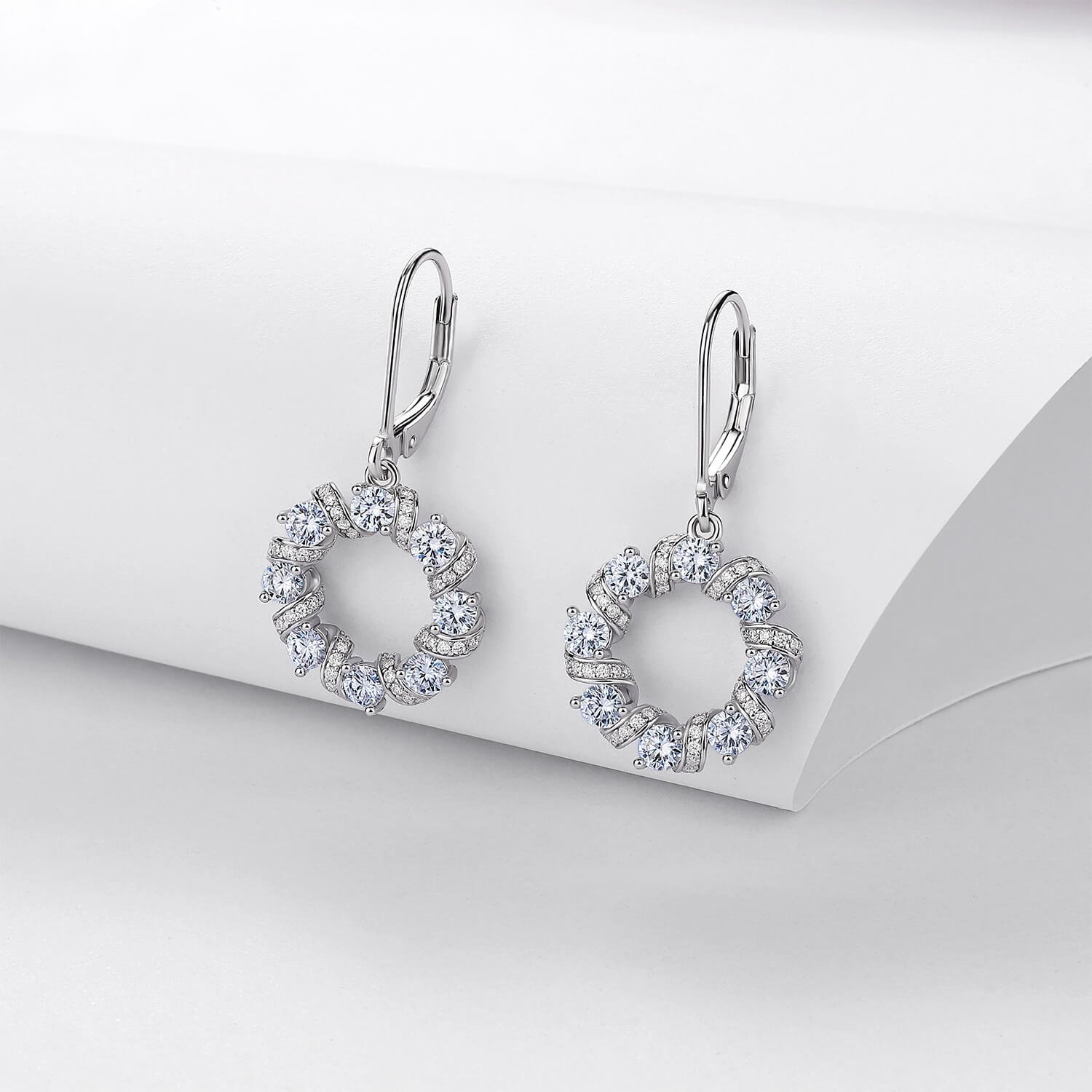 Bông tai khoen tròn đính đá Moissanite hình ngôi sao lấp lánh. Bông tai khoen tròn đính đá Moissanite hình ngôi sao lấp lánh.