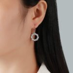 Sparkling star circle Moissanite hoop earrings 4 Bông tai khoen tròn đính đá Moissanite hình ngôi sao lấp lánh.