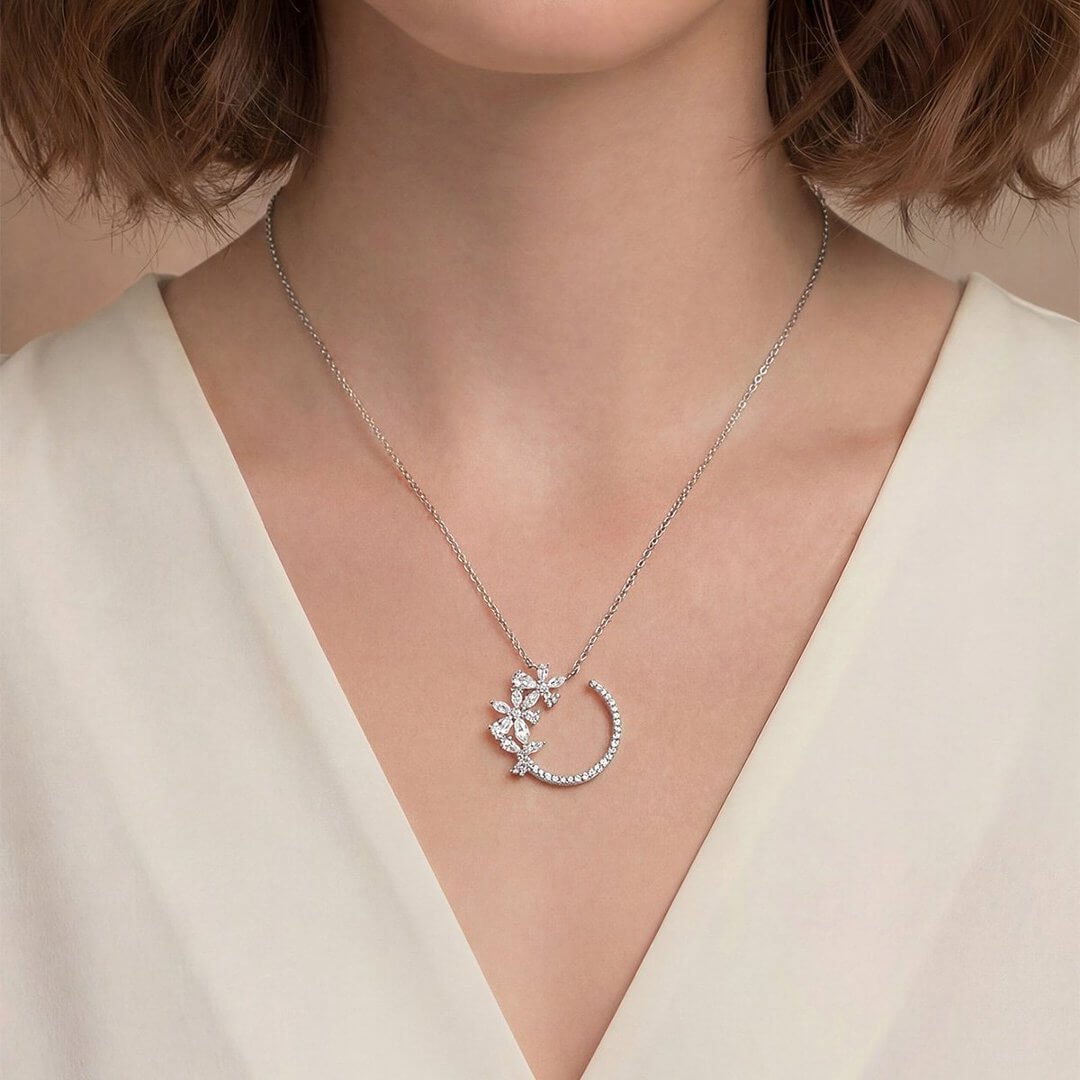 Collier pendentif en moissanite « Nuit étoilée et fleurs » Collier pendentif en moissanite « Nuit étoilée et fleurs »