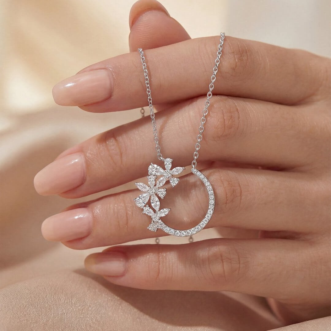 Collier pendentif en moissanite « Nuit étoilée et fleurs » Collier pendentif en moissanite « Nuit étoilée et fleurs »