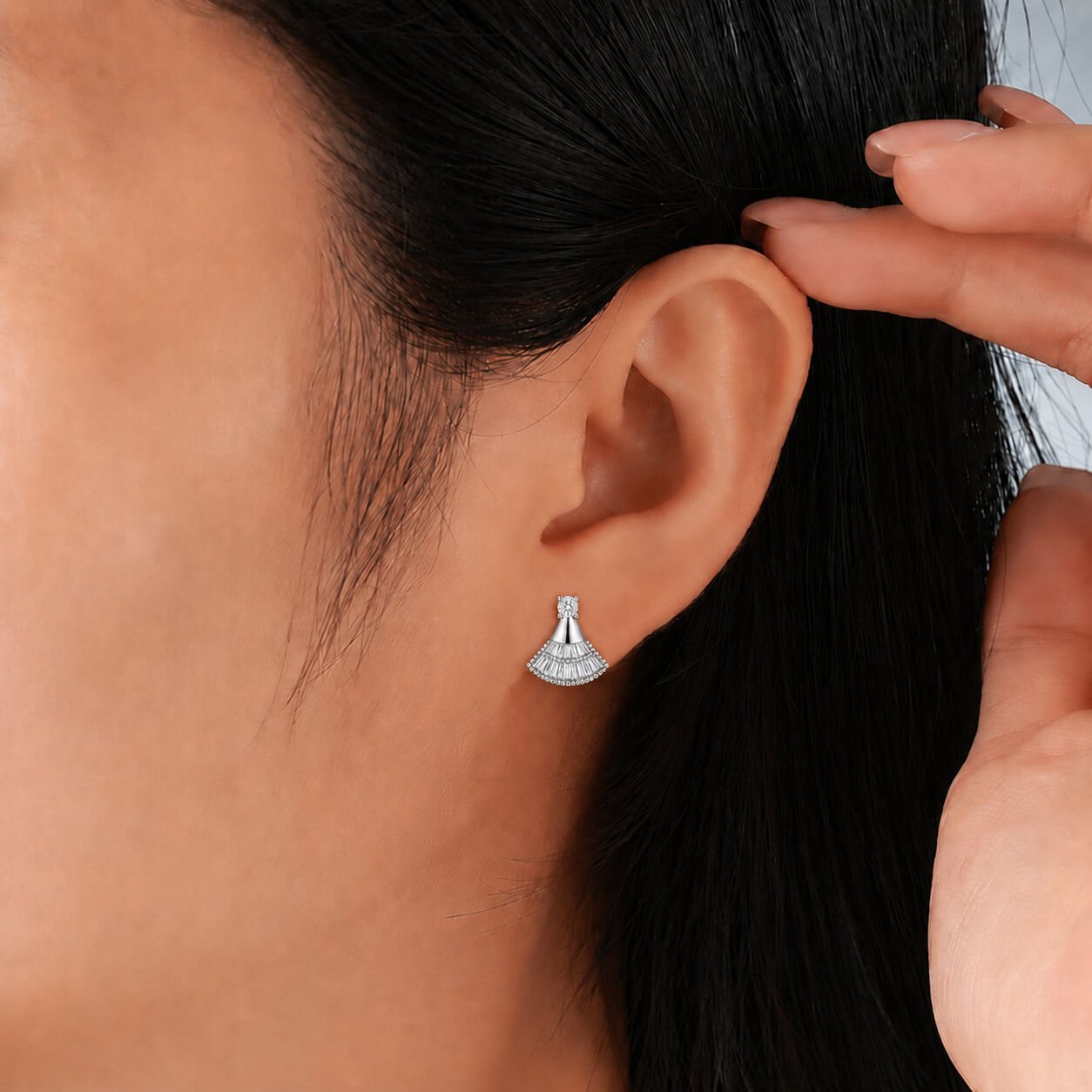 Pendientes de moissanita con dobladillo de minifalda trapezoidal Pendientes de moissanita con dobladillo de minifalda trapezoidal
