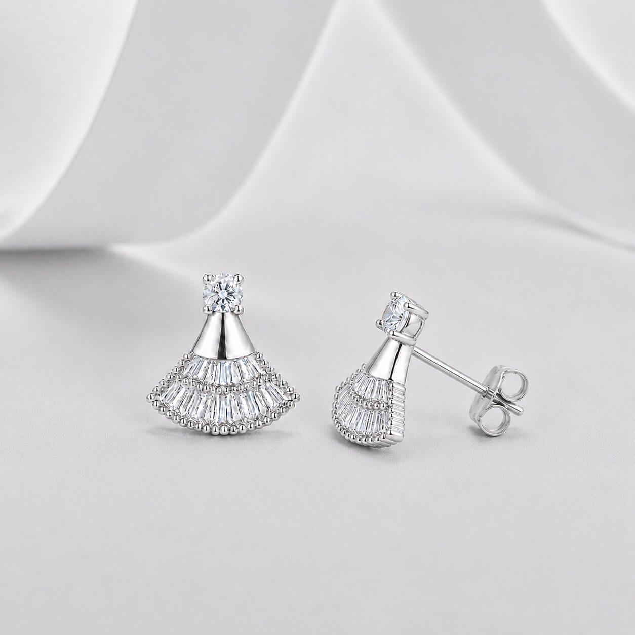 Pendientes de moissanita con dobladillo de minifalda trapezoidal Pendientes de moissanita con dobladillo de minifalda trapezoidal
