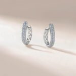 U-shaped three rows of round moissanite hoop earrings 4 Серьги-кольца U-образной формы, состоящие из трех рядов круглых муассанитов.
