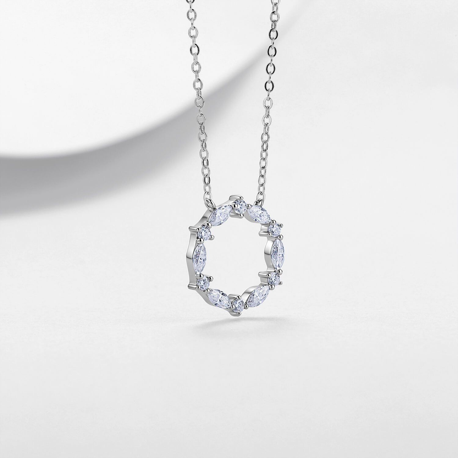 Collana con pendente a forma di ghirlanda in moissanite marquise