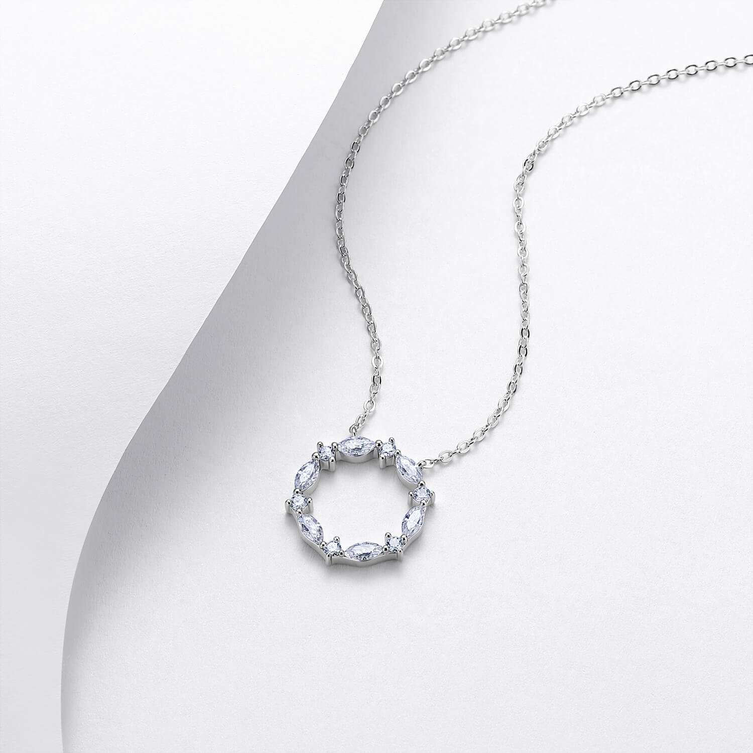 Collana con pendente a forma di ghirlanda in moissanite marquise
