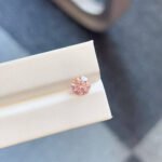 1.53 carat round brilliant cut lab grown pink diamond 1 1.53 قيراط من الألماس الوردي المستدير اللامع المصنّع في المختبر