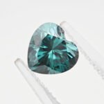 Moissanite verde lapidada em coração 2 Moissanita verde com corte em coração 01