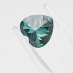 Moissanite verde lapidada em coração 3 Moissanita verde com corte em coração 02