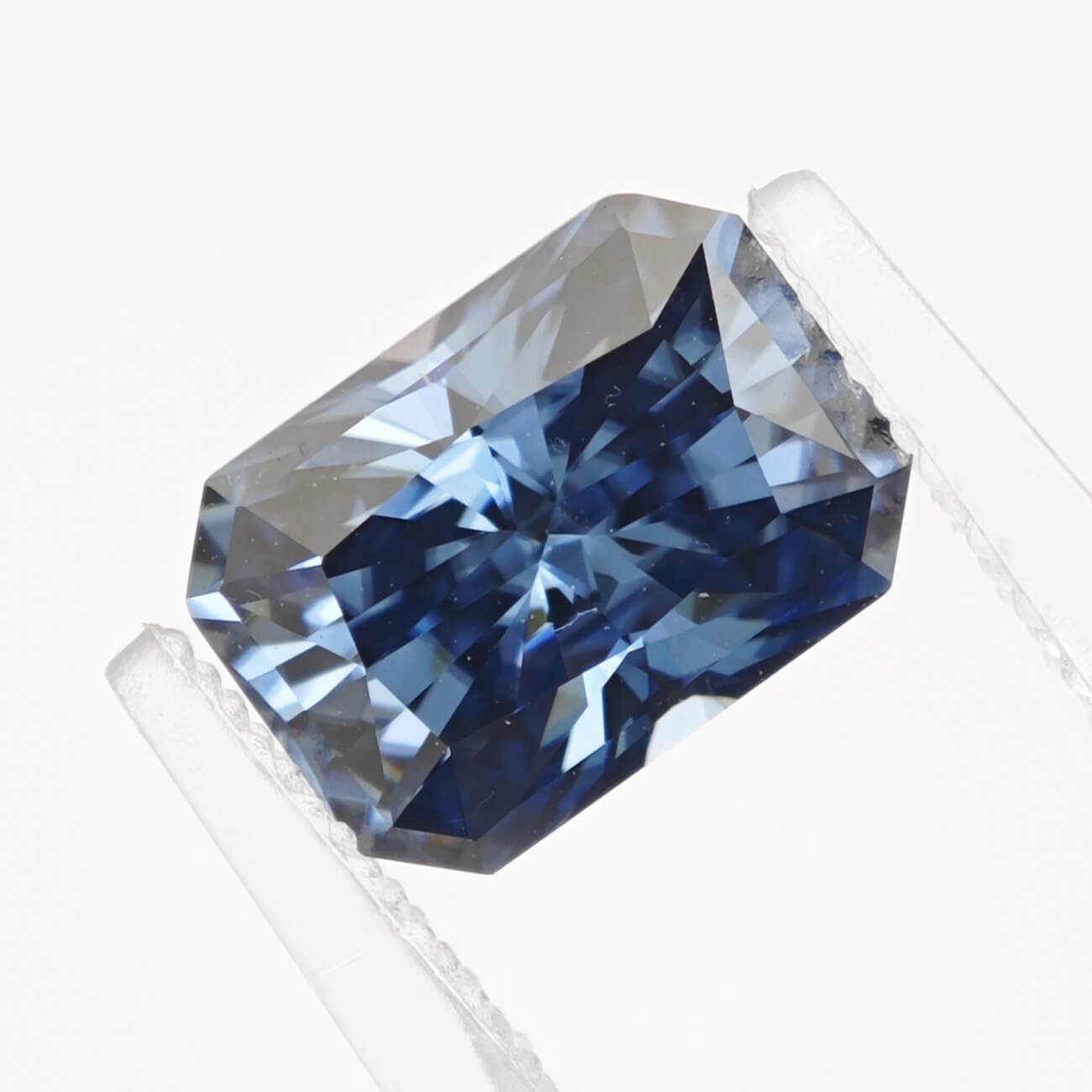 Strahlend geschliffener blauer Moissanit 01