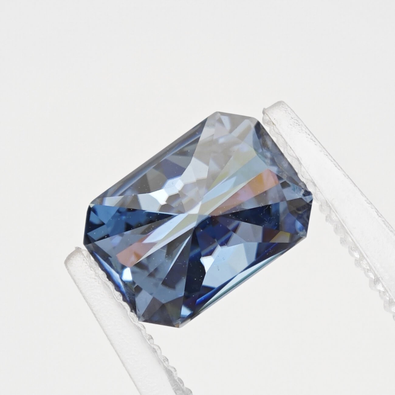 Strahlend geschliffener blauer Moissanit 02