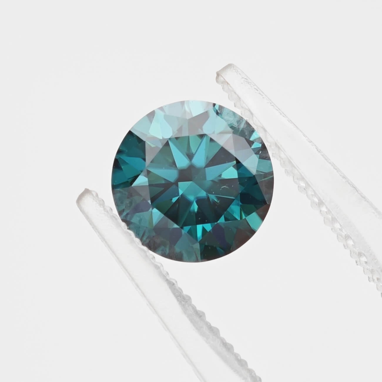 round brilliant cut green Moissanite 01