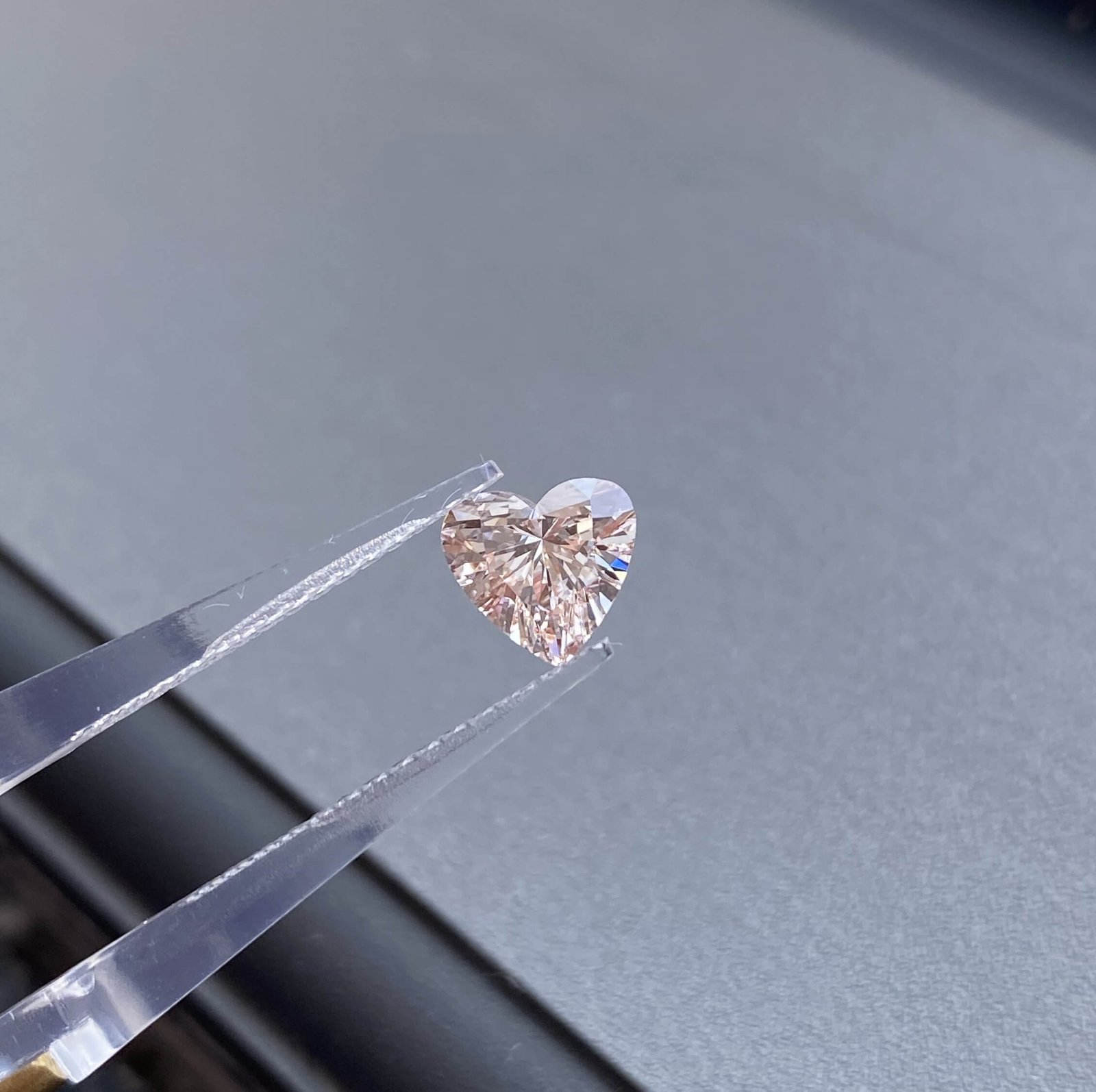 1,00 ct herzförmiger, intensiv rosafarbener, im Labor gezüchteter Diamant