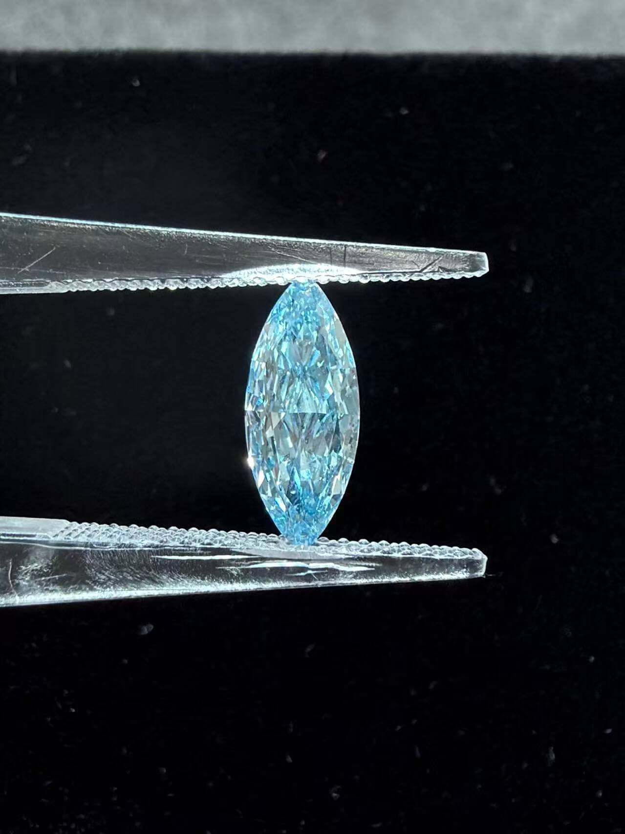 1,02 ct Marquise-geschliffener, leuchtend blauer, im Labor gezüchteter Diamant 1,02 ct Marquise-geschliffener, leuchtend blauer, im Labor gezüchteter Diamant