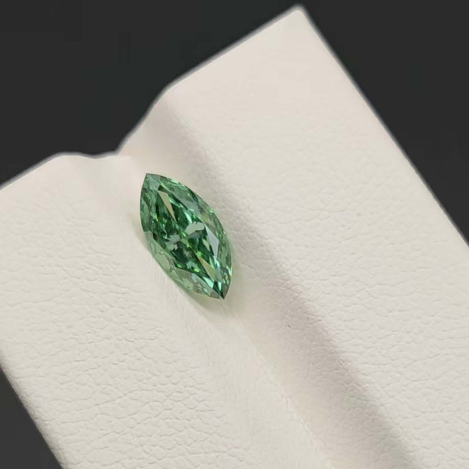 Diamante sintetico verde vivido, taglio marquise, da 1,02 carati.