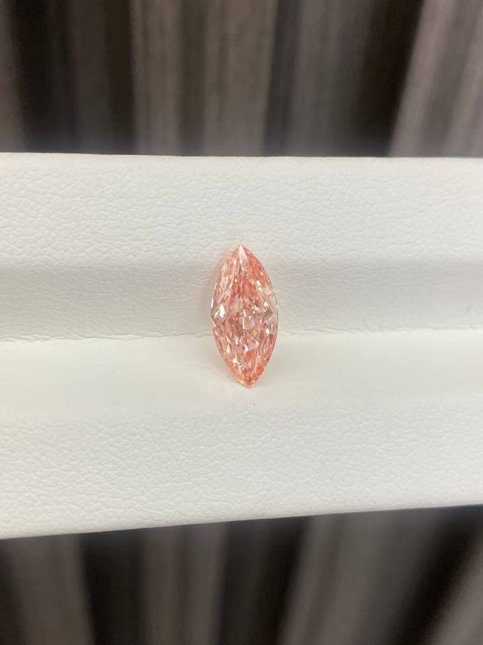 1,51 ct marquise geslepen, fancy vivid pink laboratoriumdiamant