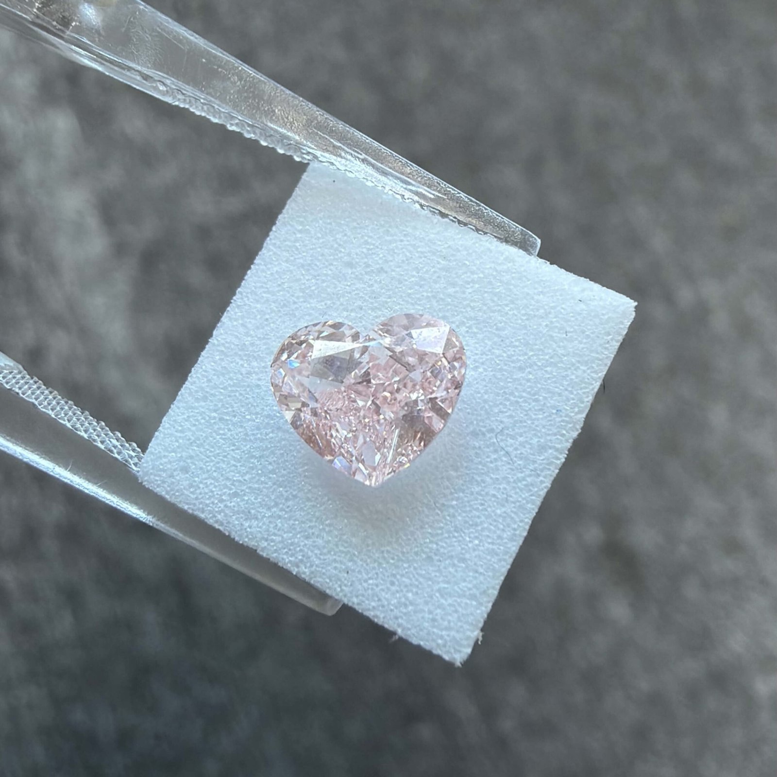 Diamante sintético rosa intenso de talla corazón de 1,57 quilates