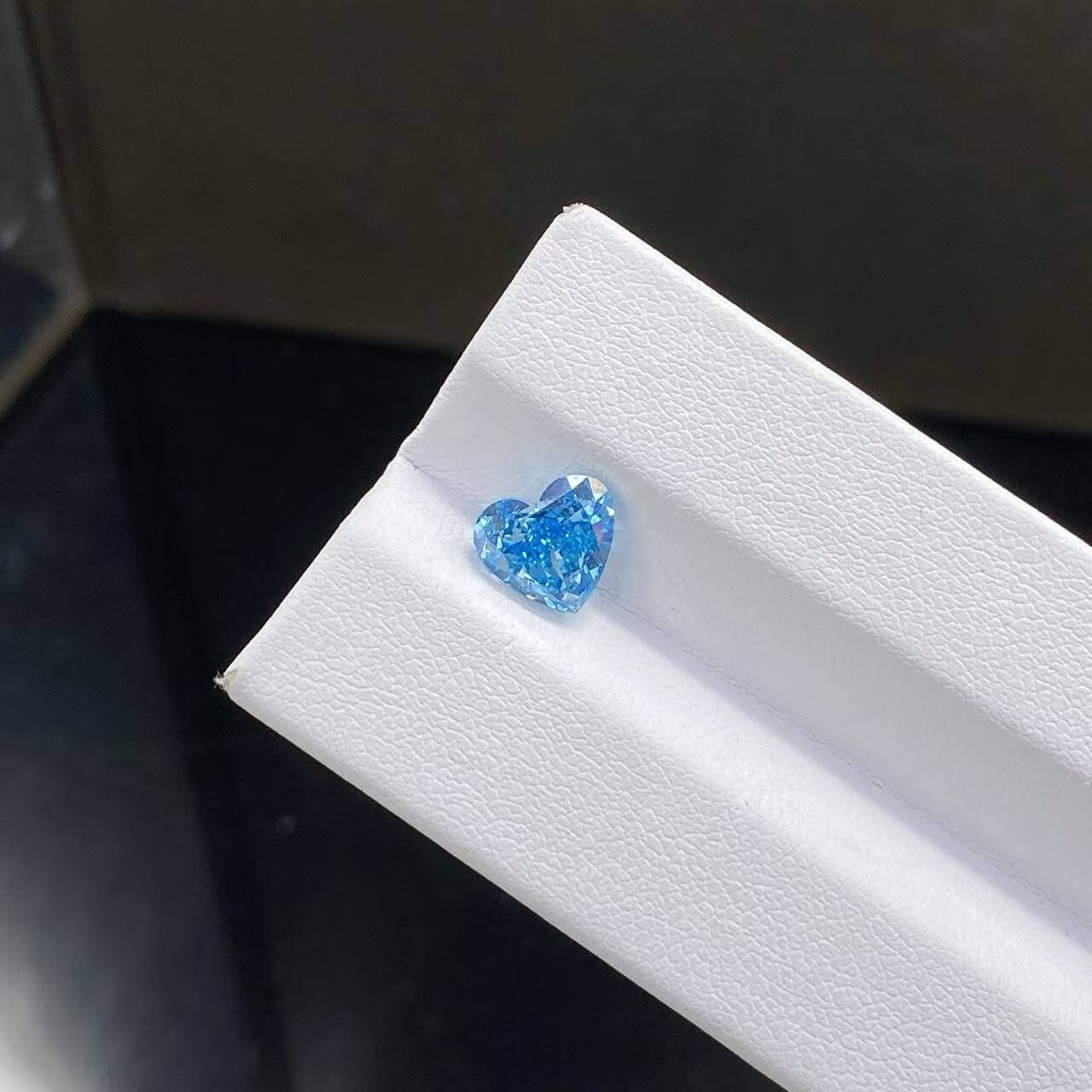 Diamante de laboratório azul intenso de 1,73 ct com lapidação em coração.