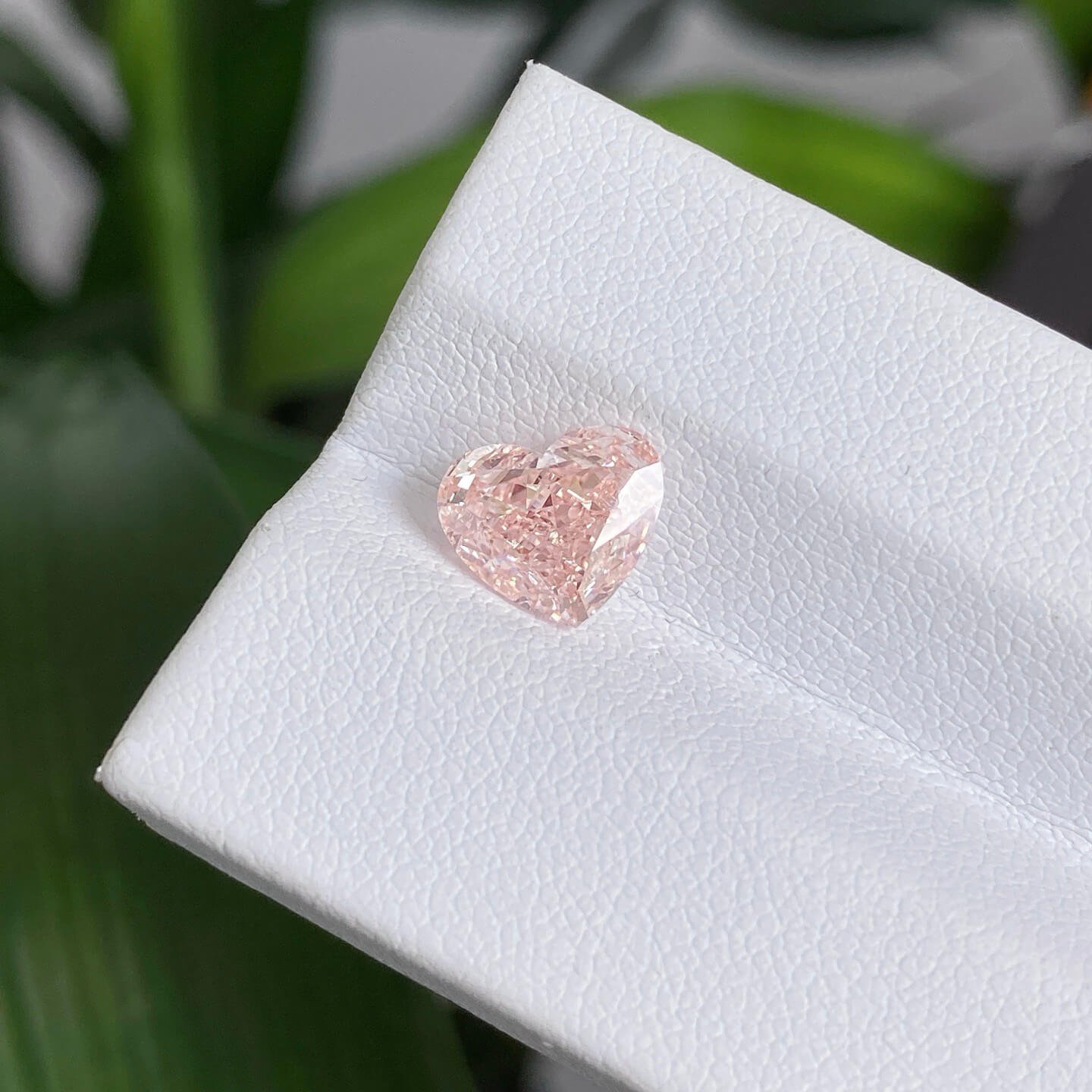 Diamante sintético rosa intenso de talla corazón de 2,10 quilates