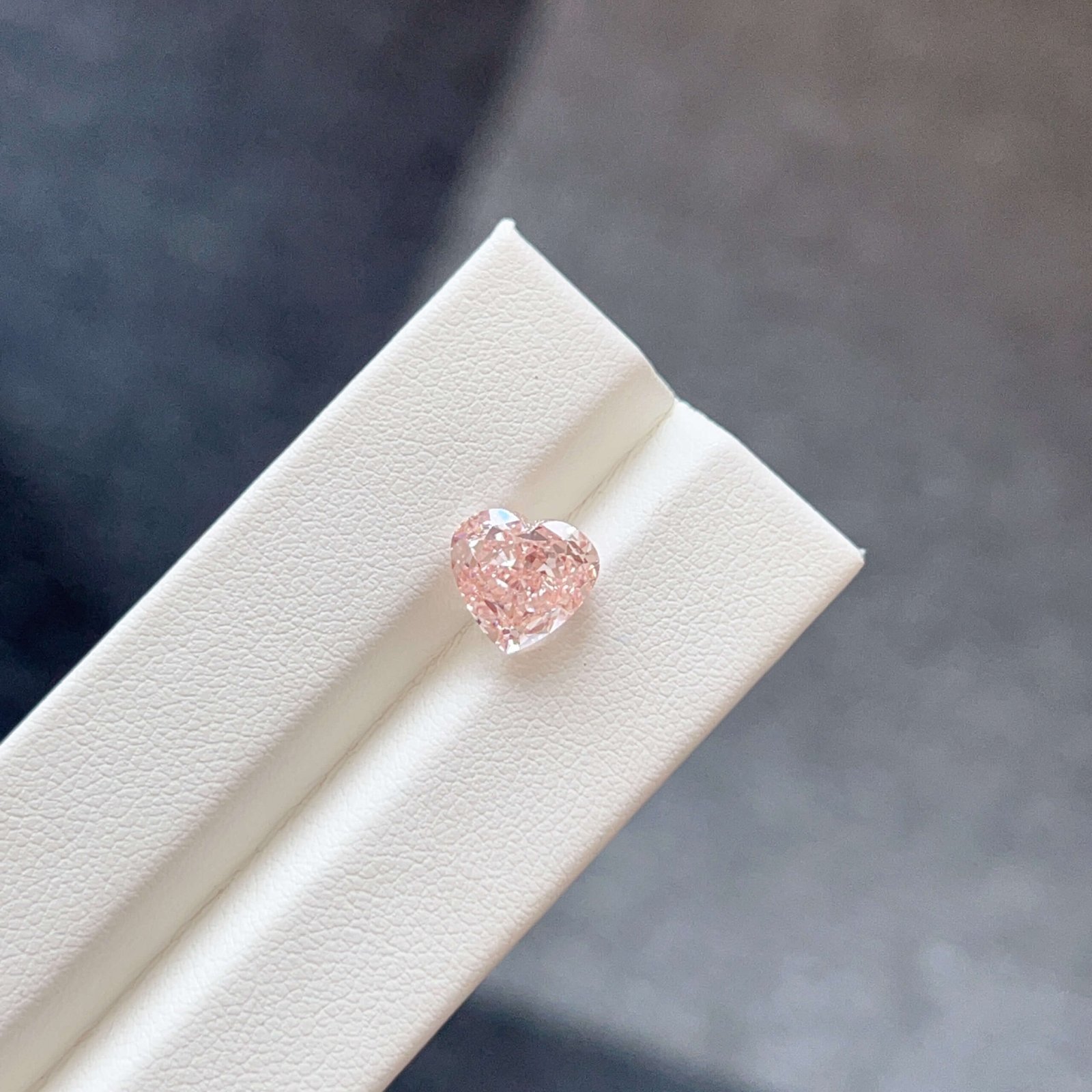 Diamante sintetico rosa intenso, taglio a cuore, fantasia, da 3,01 carati Diamante sintetico rosa intenso, taglio a cuore, fantasia, da 3,01 carati