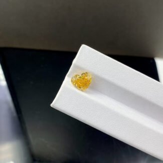 Diamante de laboratório amarelo intenso de 3,50 ct com lapidação em coração.