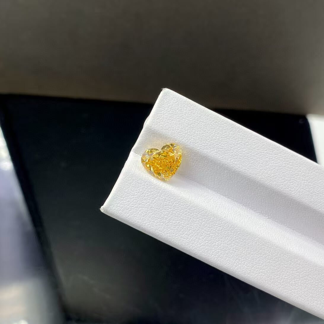Diamante de laboratório amarelo intenso de 3,50 ct com lapidação em coração.