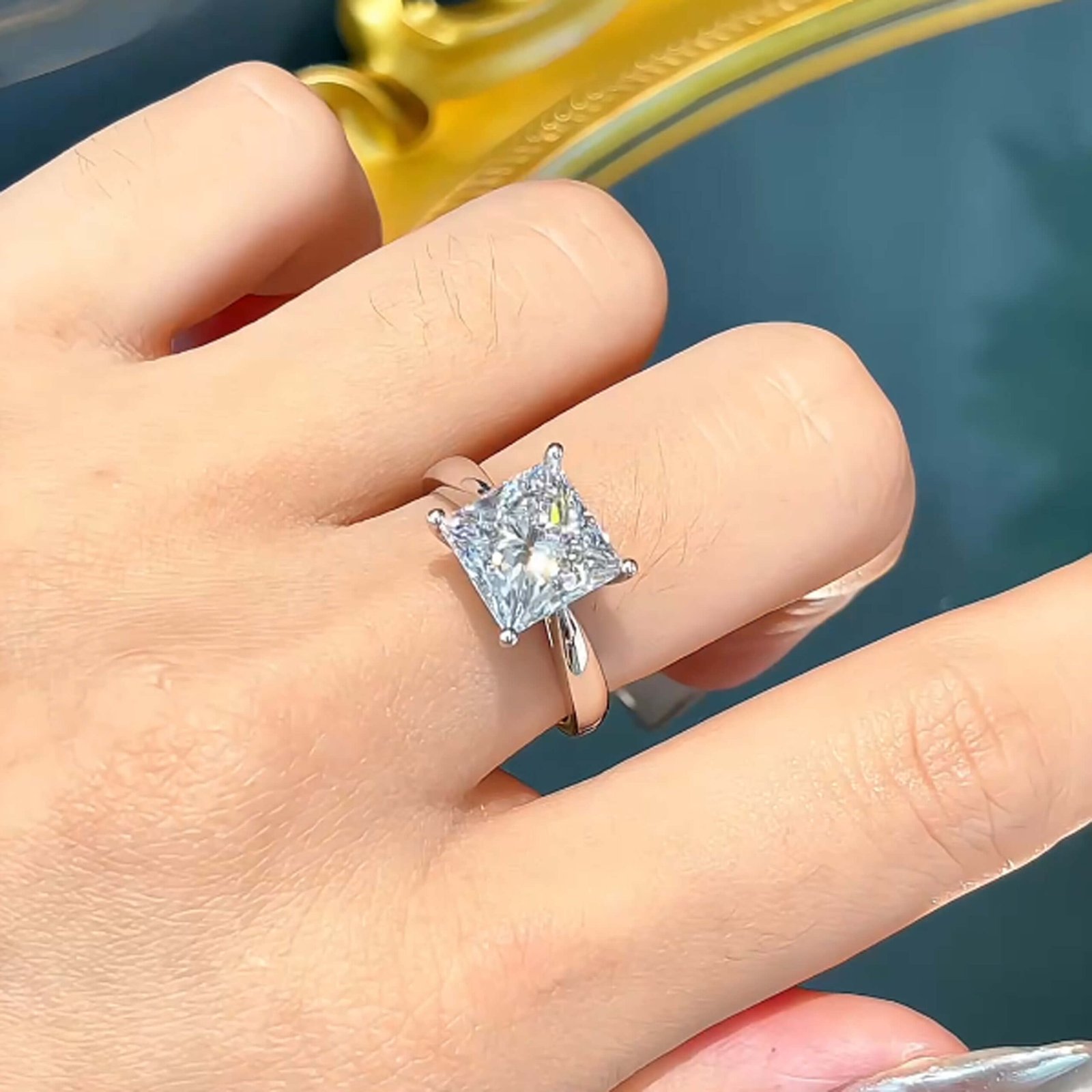 Anel de noivado com diamante cultivado em laboratório com lapidação princesa e quatro garras Anel de noivado com diamante cultivado em laboratório com lapidação princesa e quatro garras