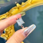 4 prongs princess cut lab grown diamond engagement ring 3 Anel de noivado com diamante cultivado em laboratório com lapidação princesa e quatro garras