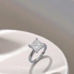 4 prongs princess cut lab grown diamond engagement ring 2 Anel de noivado com diamante cultivado em laboratório com lapidação princesa e quatro garras