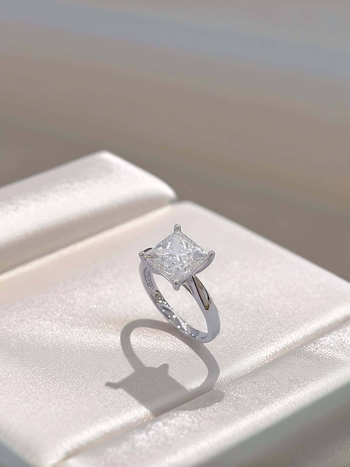 Anel de noivado com diamante cultivado em laboratório com lapidação princesa e quatro garras Anel de noivado com diamante cultivado em laboratório com lapidação princesa e quatro garras