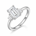 Anel de noivado com três diamantes cultivados em laboratório com lapidação esmeralda 1 Anel de noivado com três diamantes de corte esmeralda cultivados em laboratório.