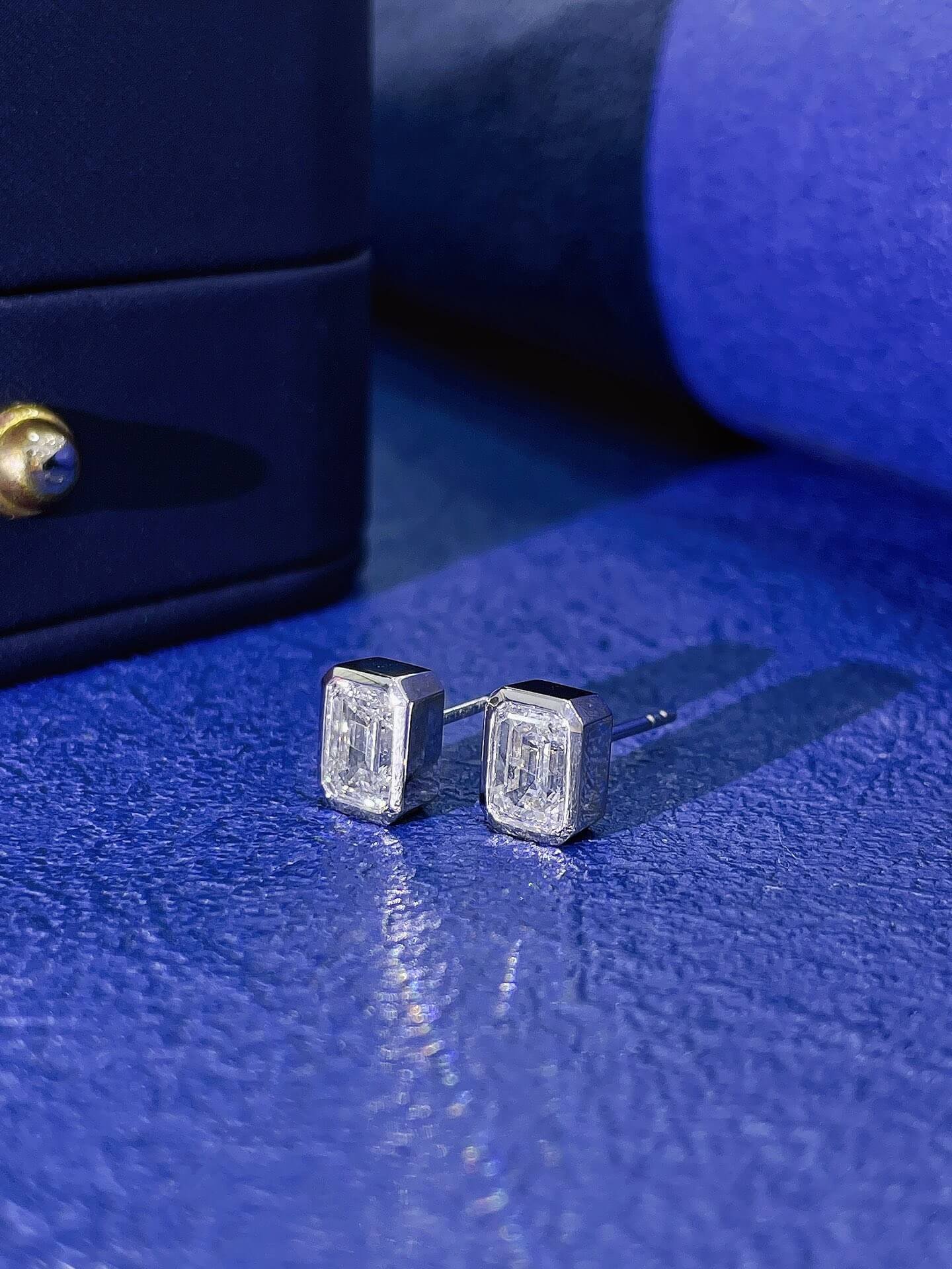 Pendientes de botón con diamantes cultivados en laboratorio de talla esmeralda con engaste biselado