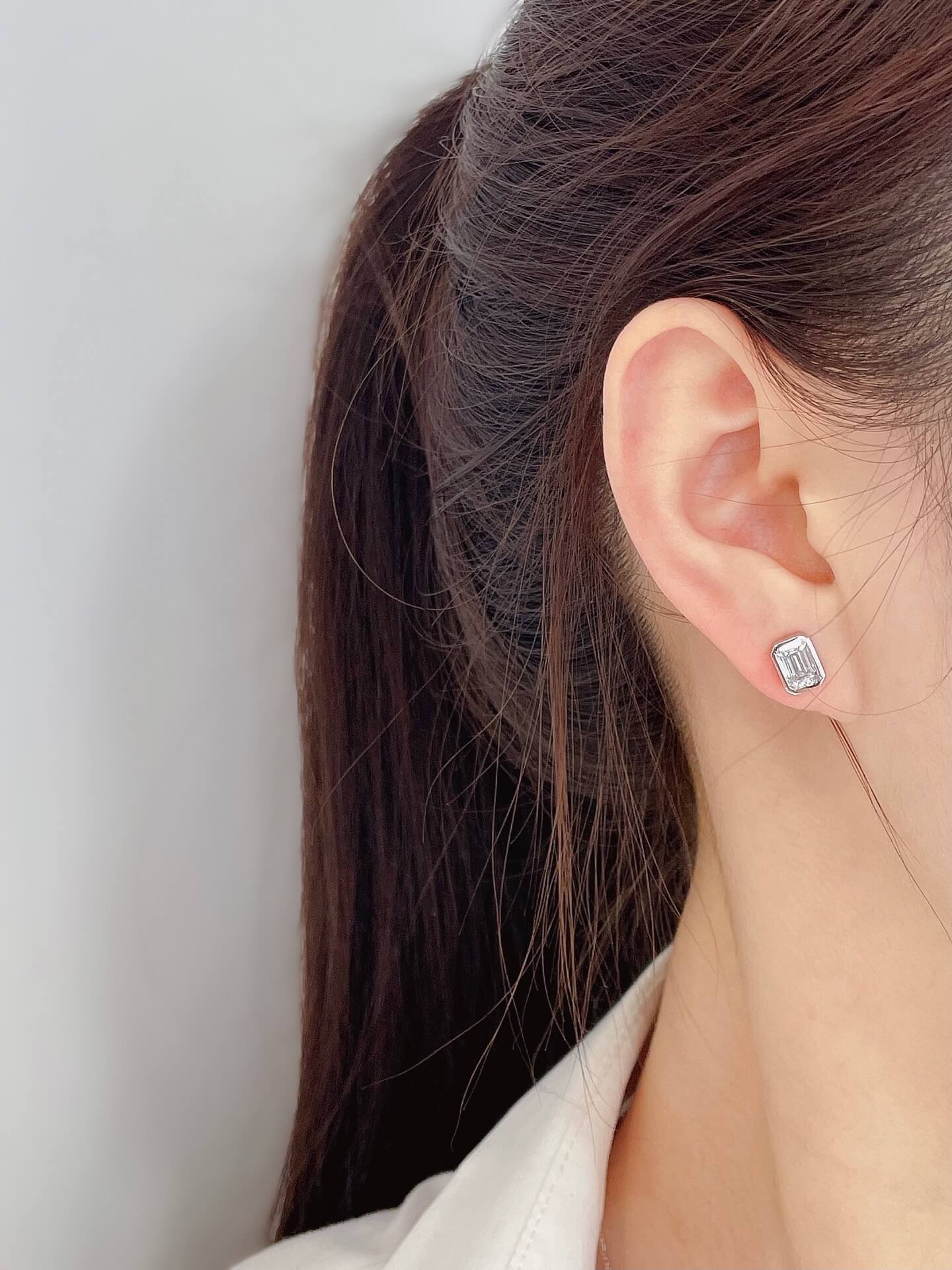 Pendientes de botón con diamantes cultivados en laboratorio de talla esmeralda con engaste biselado