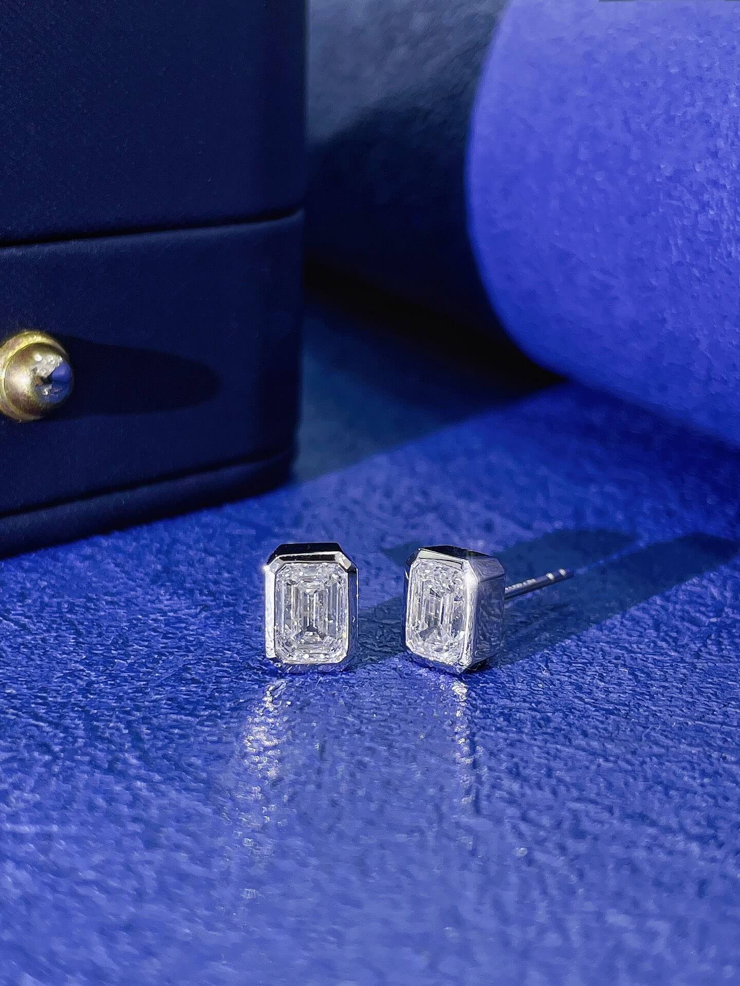 Pendientes de botón con diamantes cultivados en laboratorio de talla esmeralda con engaste biselado