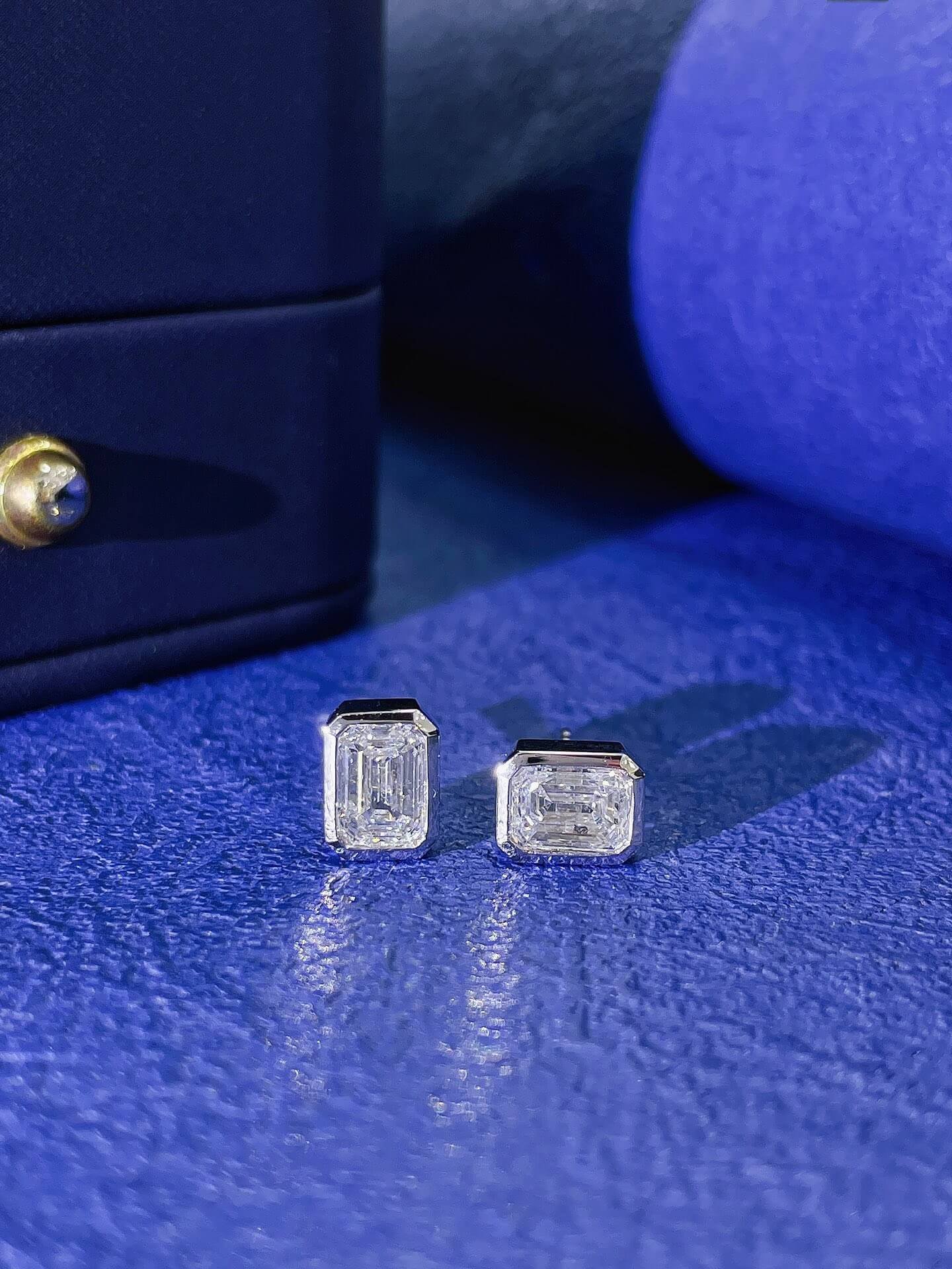 Pendientes de botón con diamantes cultivados en laboratorio de talla esmeralda con engaste biselado