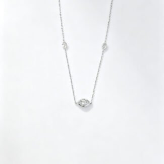 Hanger met marquise-geslepen, in het laboratorium gekweekte diamant in een zetting.