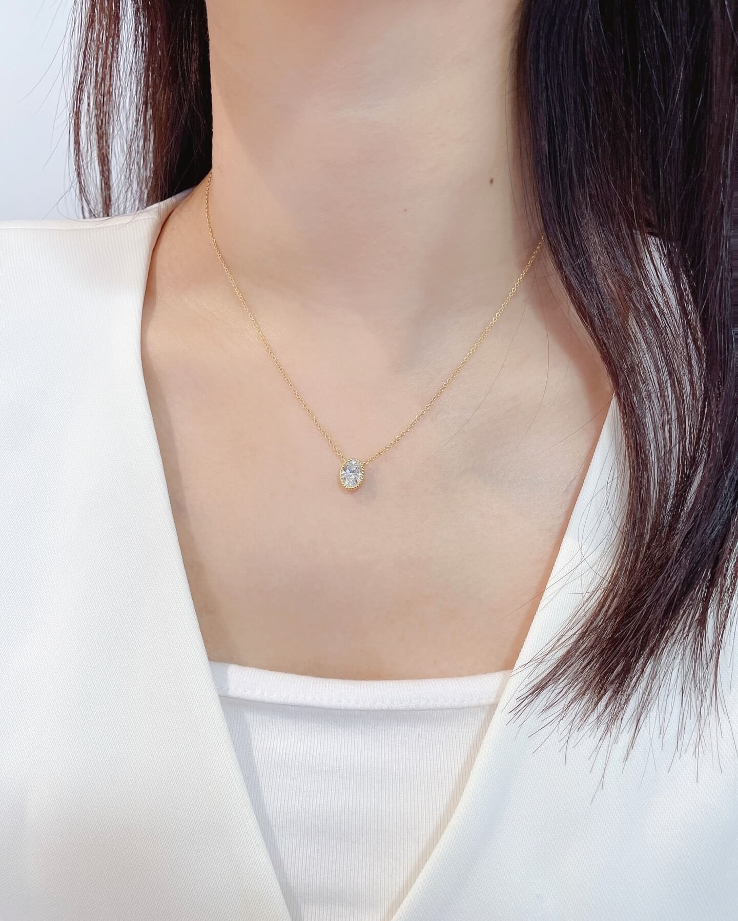 Collar con diamante ovalado cultivado en laboratorio y engaste de bisel.
