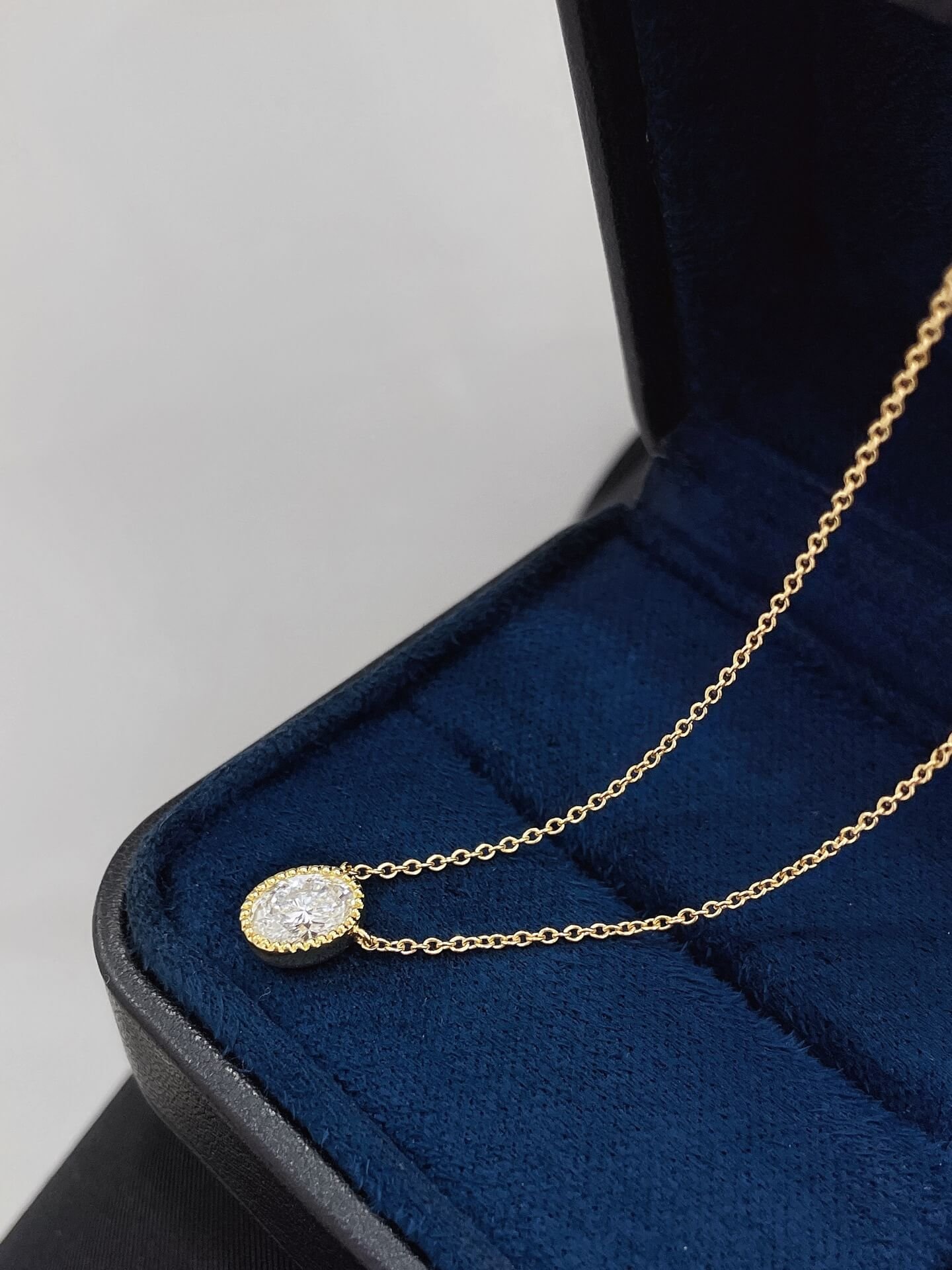 Collar con diamante ovalado cultivado en laboratorio y engaste de bisel.