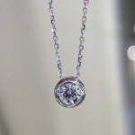 Halskette mit rund geschliffenem, im Labor gezüchtetem Diamanten in Lünettenfassung