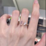 Bague de fiançailles ornée d'une émeraude et d'un diamant de laboratoire taille poire
