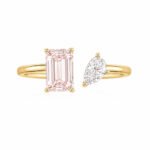 Bague de fiançailles ornée d'une émeraude et d'un diamant de laboratoire taille poire