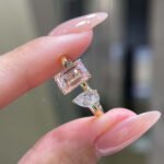 Bague de fiançailles ornée d'une émeraude et d'un diamant de laboratoire taille poire