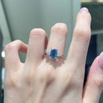 Emerald cut lab grown blue diamond three stones engagement ring 4 Smaragdgeslepen, in het laboratorium gekweekte blauwe diamanten verlovingsring met drie stenen