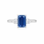 Emerald cut lab grown blue diamond three stones engagement ring 1 Smaragdgeslepen, in het laboratorium gekweekte blauwe diamanten verlovingsring met drie stenen