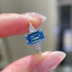 Emerald cut lab grown blue diamond three stones engagement ring 2 Smaragdgeslepen, in het laboratorium gekweekte blauwe diamanten verlovingsring met drie stenen