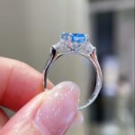 Emerald cut lab grown blue diamond three stones engagement ring 3 Smaragdgeslepen, in het laboratorium gekweekte blauwe diamanten verlovingsring met drie stenen