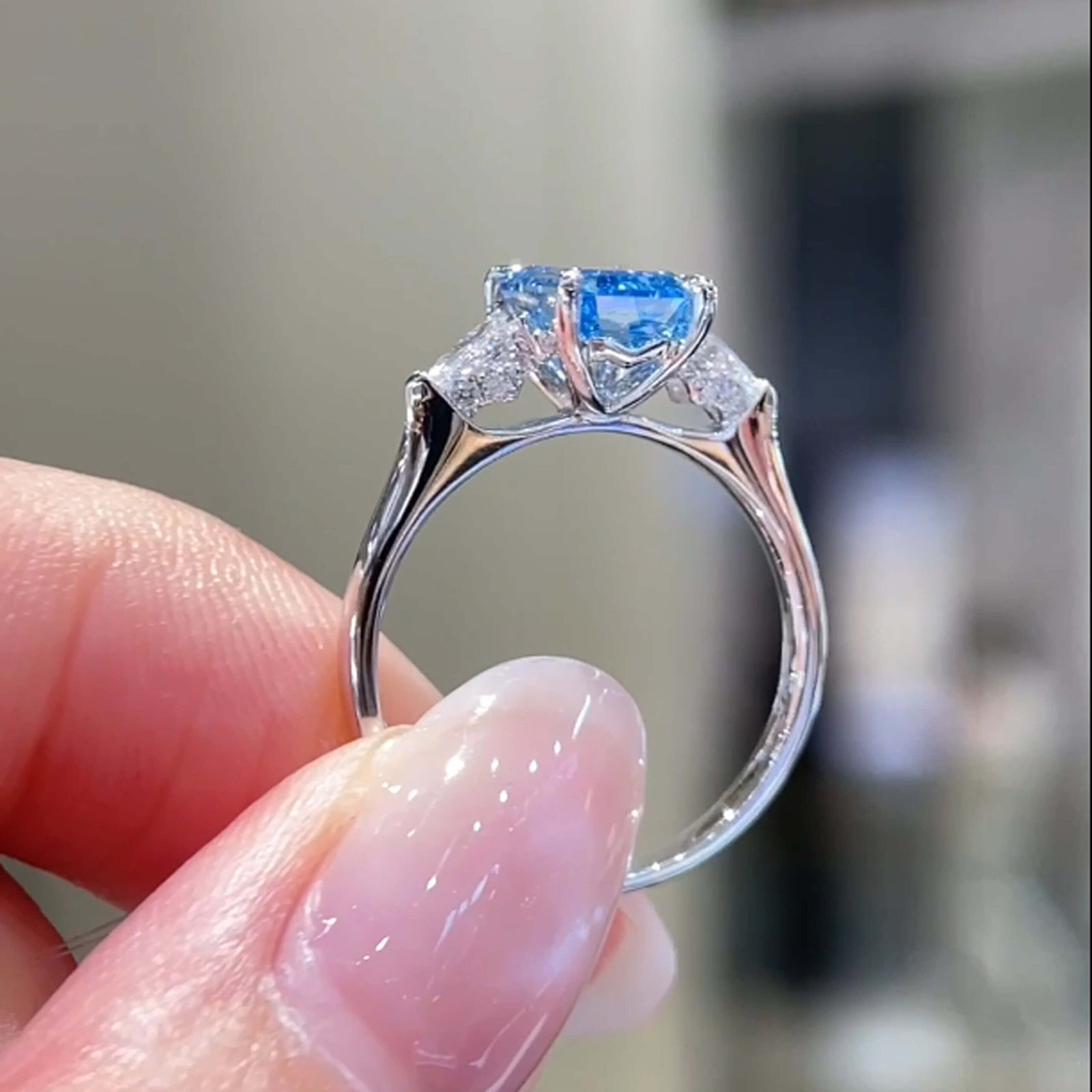 Smaragdgeslepen, in het laboratorium gekweekte blauwe diamanten verlovingsring met drie stenen Smaragdgeslepen, in het laboratorium gekweekte blauwe diamanten verlovingsring met drie stenen