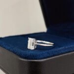 Verlobungsring mit smaragdgeschliffenem, im Labor gezüchtetem Diamanten